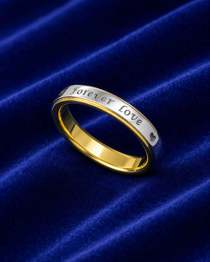 Anillo bicolor de 4mm con la frase "Forever Love" sobre terciopelo azul.