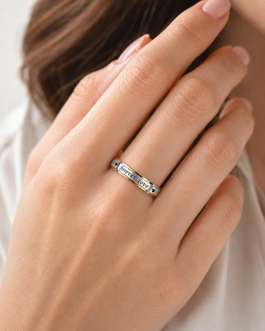 Alianza bicolor de acero inoxidable de 4mm puesta en la mano de una mujer.
