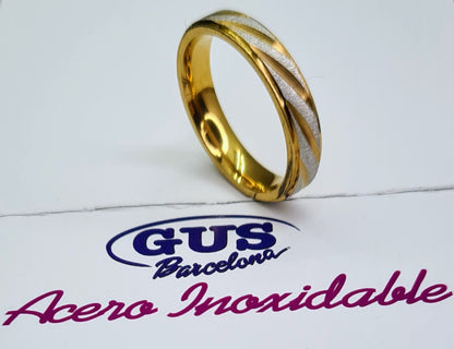 Alianza bicolor de 4 mm junto a tarjeta de marca Gus Barcelona.