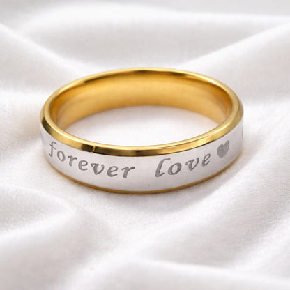 Anillo de pareja bicolor dorado y plateado de 6 mm sobre tela blanca.