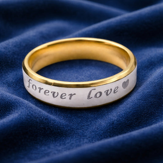 Alianza bicolor de acero inoxidable de 6 mm con frase "Forever Love" sobre terciopelo azul.