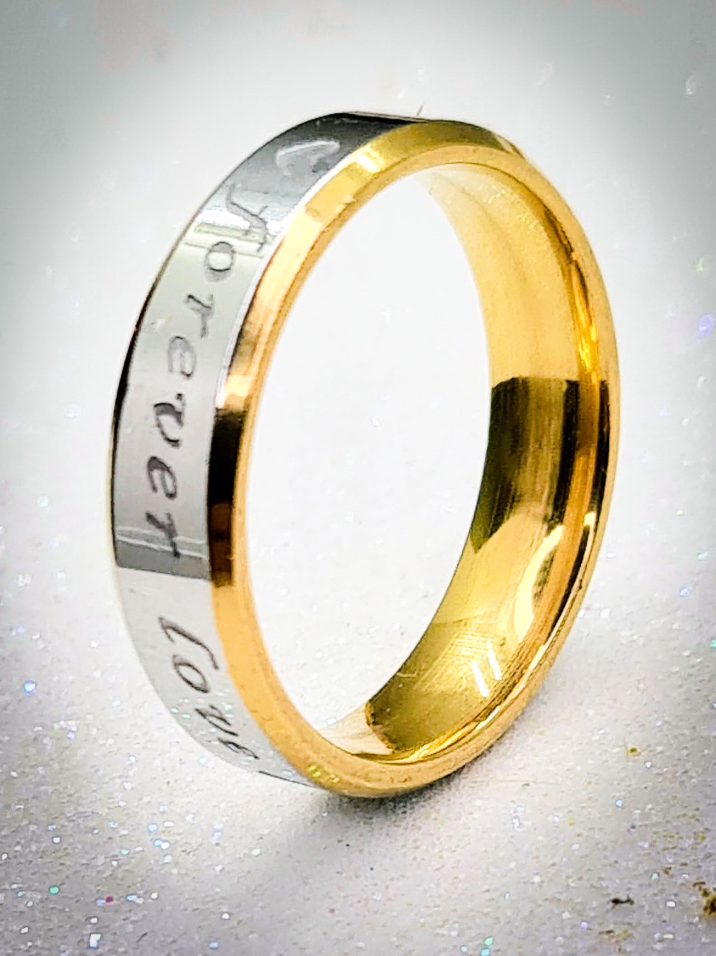 Anillo bicolor de 6 mm en posición vertical mostrando el ancho y el acabado exterior.