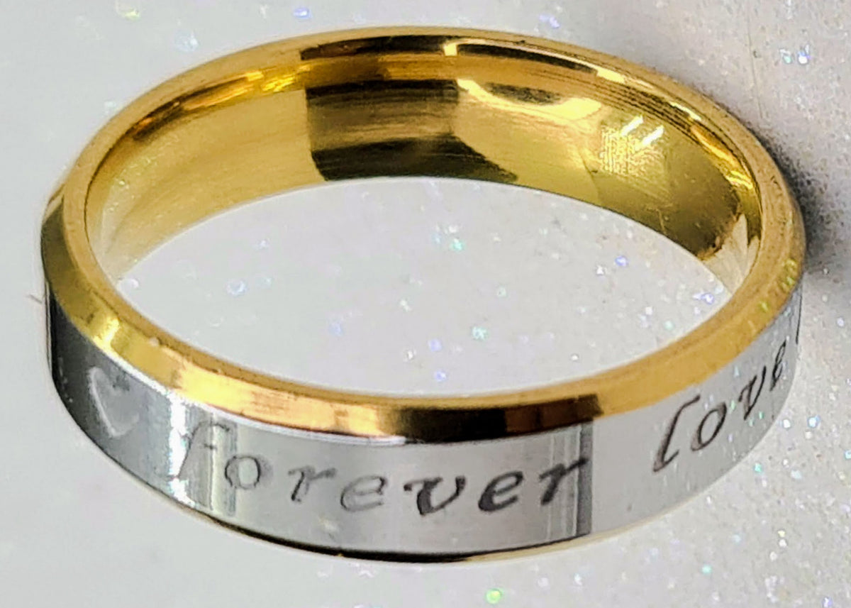 Detalle de alianza bicolor de acero inoxidable con corazones y frase "Forever Love".