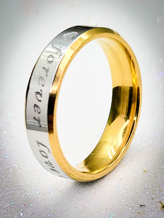 Anillo "Forever Love" tipo alianza de matrimonio o pareja en acero inoxidable bicolor y ancho de 6mm. Se incluye grabado de nombres y fecha importante gratis. Posa sobre base brillante.