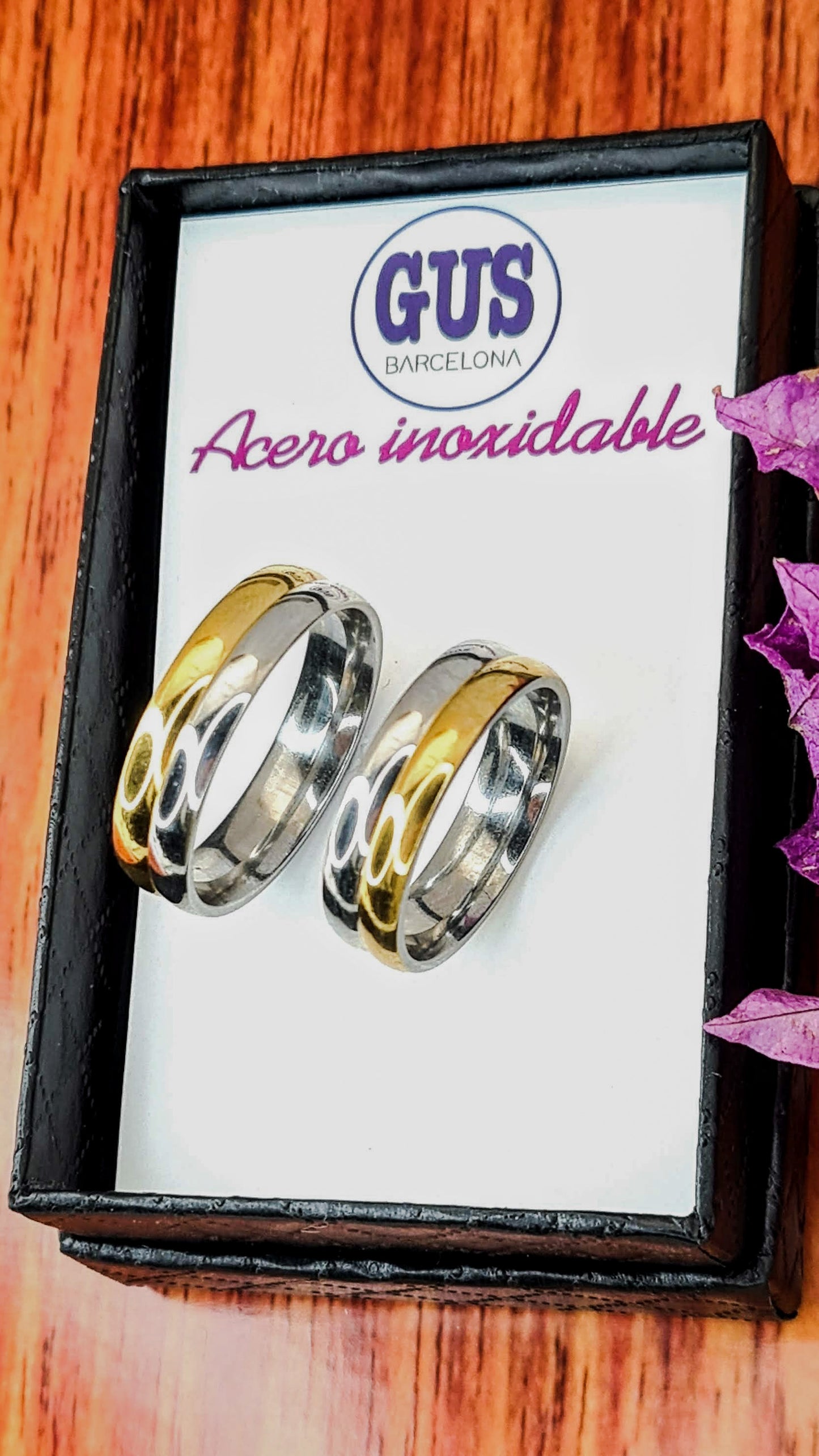 Dos Anillos tipo alianza de matrimonio o pareja en acero inoxidable bicolor y ancho de 6mm. Se incluye grabado de nombres y fecha importante gratis. Posan sobre caja.