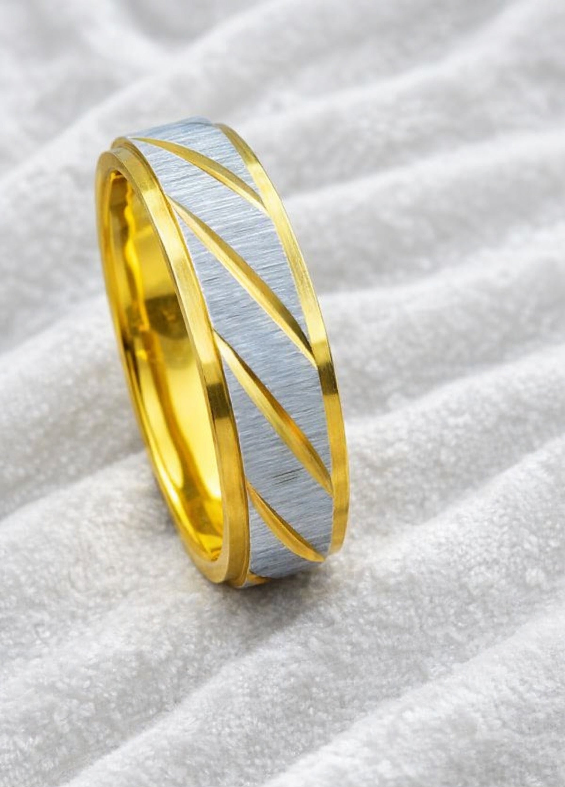 Anillo bicolor dorado y plateado de 6 mm sobre fondo claro.