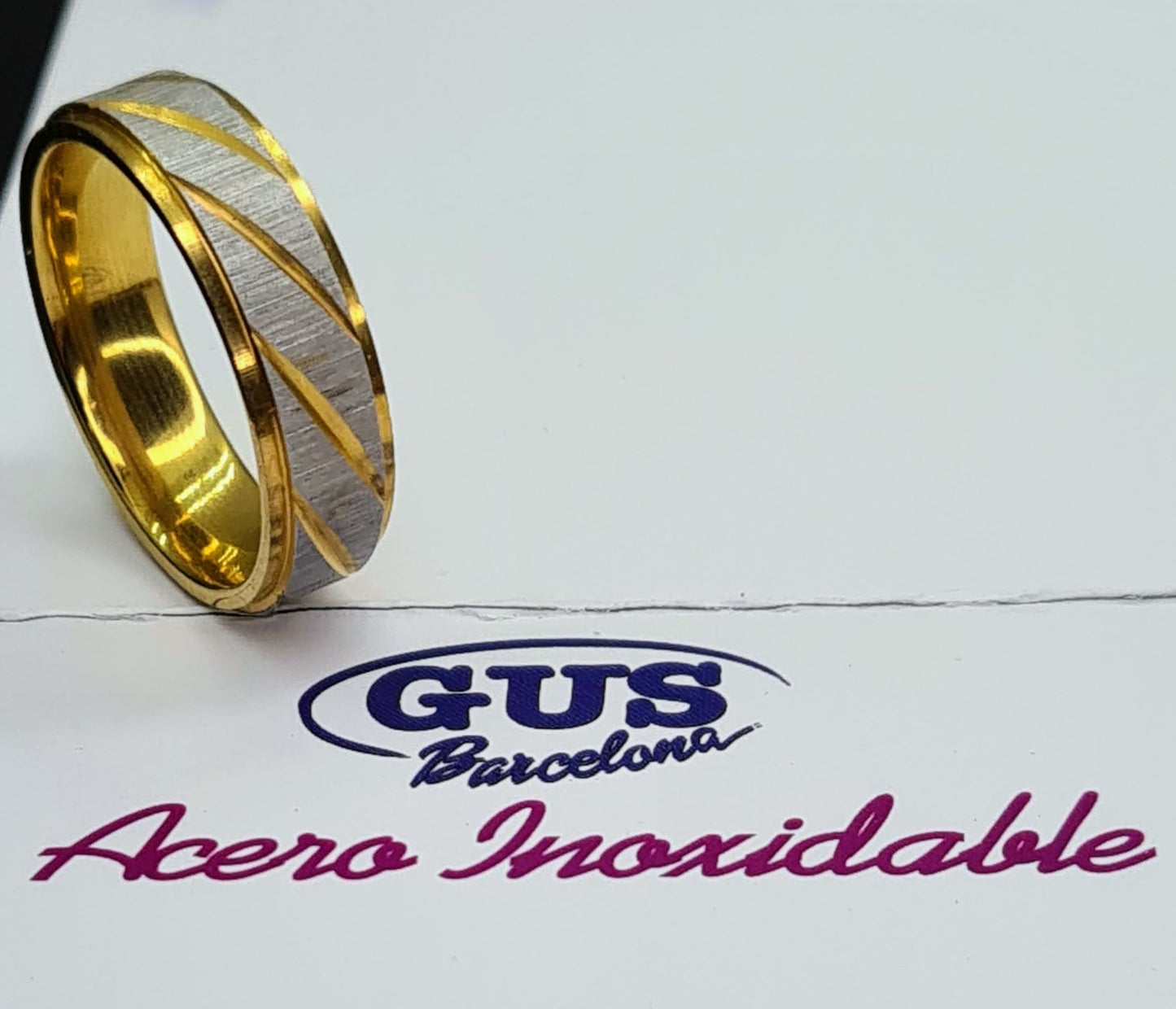 Alianza de acero inoxidable junto a imagen de marca Gus Barcelona.