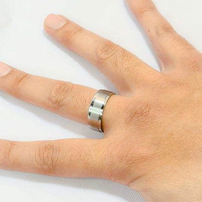 Anillo tipo alianza de matrimonio o pareja en acero inoxidable biselado y ancho de 8mm. Se incluye grabado de nombres y fecha importante gratis. Posa sobre mano hombre.