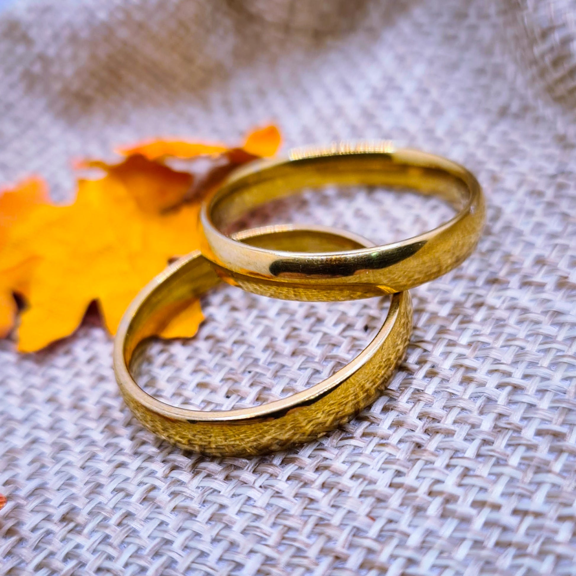 Anillo Alianza en acero inoxidable dorado para parejas y novios. Grabado interior gratis.