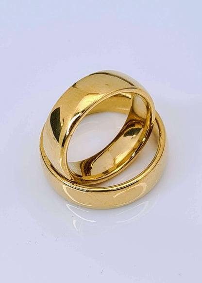 Par de Anillos tipo alianza de matrimonio o pareja en acero inoxidable en color dorado y ancho de 6mm sobre fondo blanco. Se incluye grabado de nombres y fecha importante gratis.