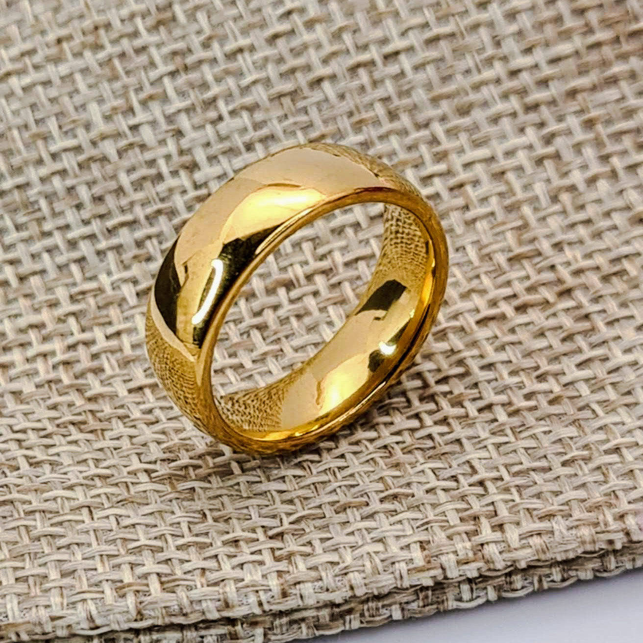 Anillo tipo alianza de matrimonio o pareja en acero inoxidable en color dorado y ancho de 6mm. Se incluye grabado de nombres y fecha importante gratis.