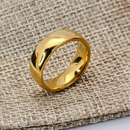Anillo tipo alianza de matrimonio o pareja en acero inoxidable en color dorado y ancho de 6mm. Se incluye grabado de nombres y fecha importante gratis.