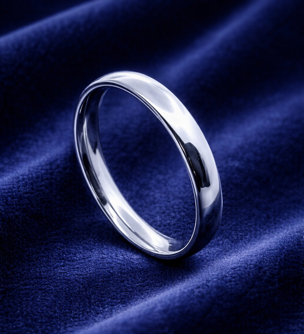 Alianza individual de acero inoxidable de 4 mm sobre fondo azul.