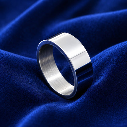 Alianza plana de acero inoxidable de 8 mm sobre terciopelo azul.