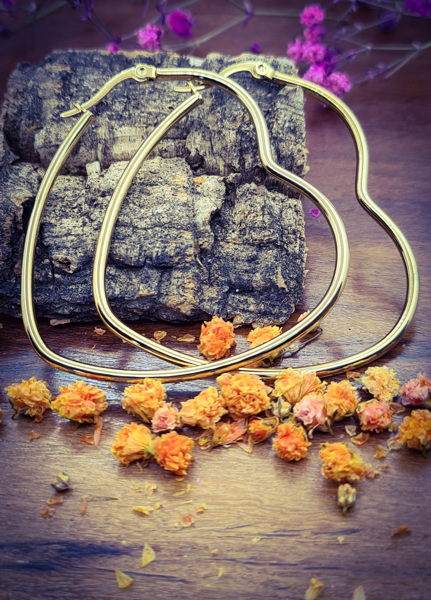 Aros forma de Corazón varias medidas en acero inoxidable dorado. Posa sobre tronquito.