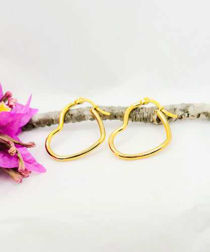 Aros forma de Corazón varias medidas en acero inoxidable dorado. Posa sobre fondo blanco.