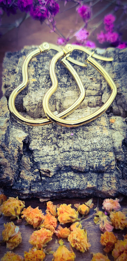 Aros forma de Corazón varias medidas en acero inoxidable dorado. Posa sobre tronquito.