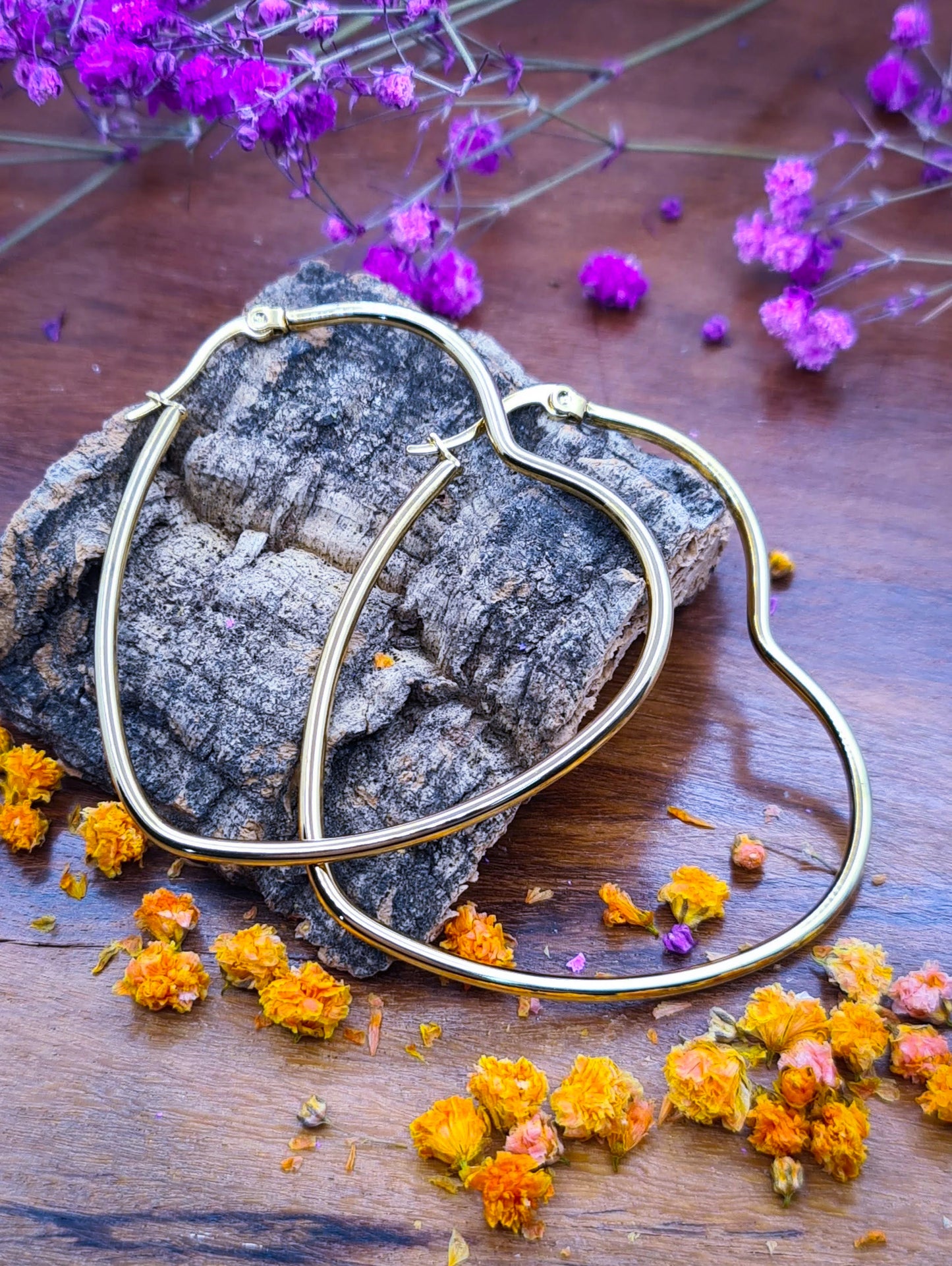 Aros forma de Corazón varias medidas en acero inoxidable dorado. Posa sobre tronquito.