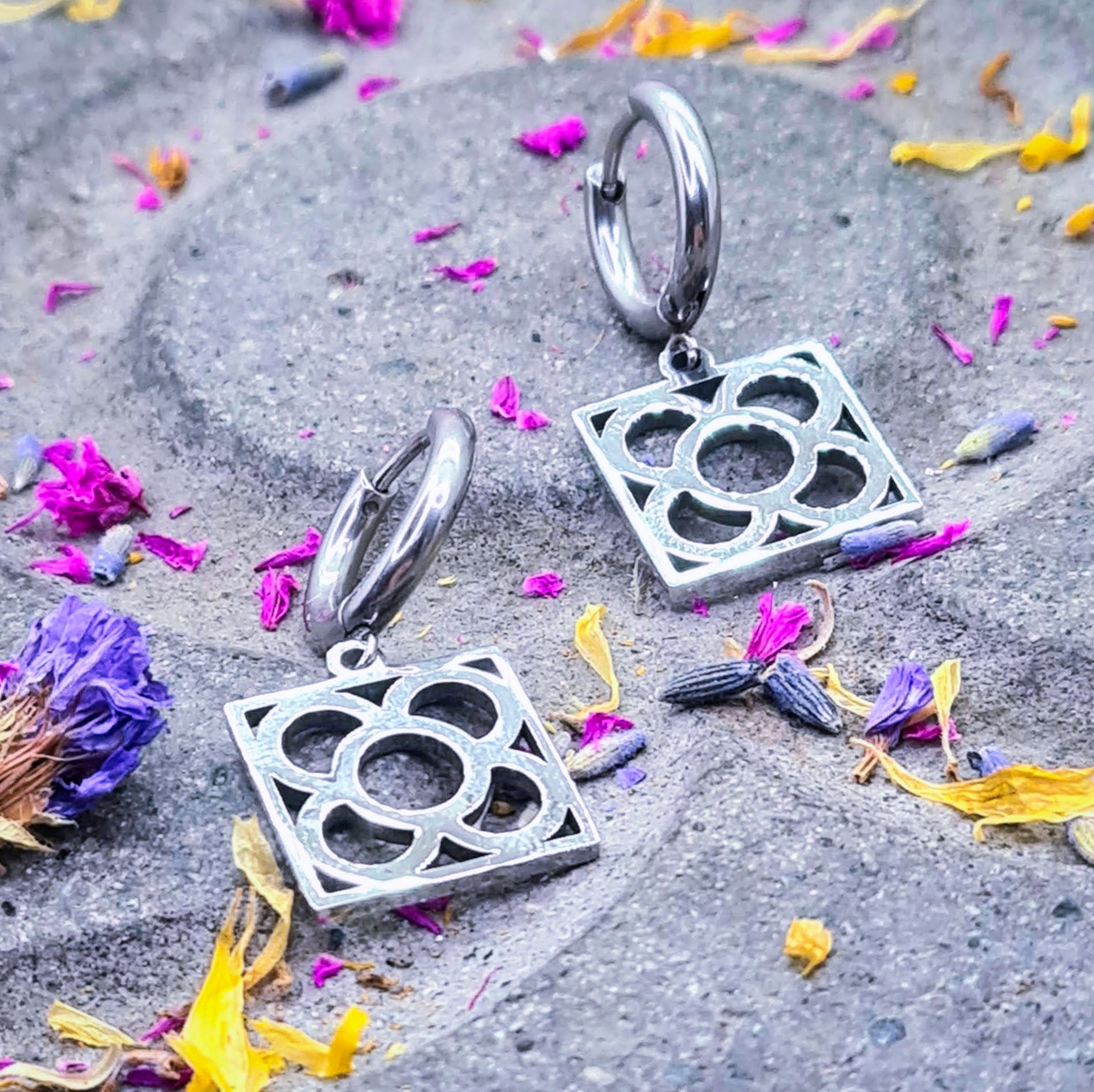 Aros con la Flor de Barcelona de acero inoxidable, conocida también como la rajola o panot es uno de los símbolos de la ciudad de Barcelona.