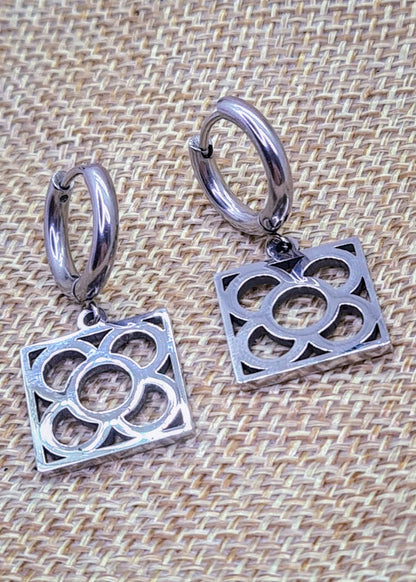 Aros con la Flor de Barcelona de acero inoxidable, conocida también como la rajola o panot es uno de los símbolos de la ciudad de Barcelona.