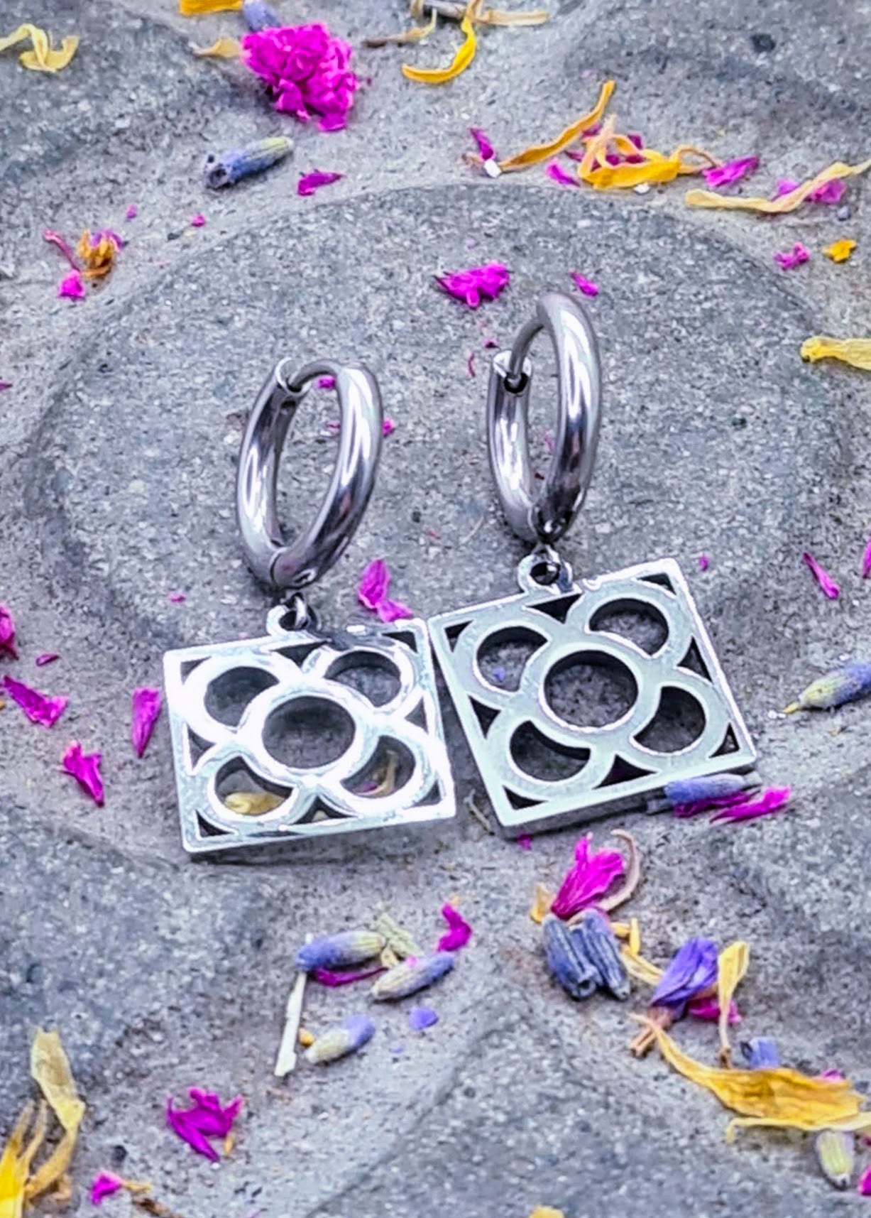 Aros con la Flor de Barcelona de acero inoxidable, conocida también como la rajola o panot es uno de los símbolos de la ciudad de Barcelona.