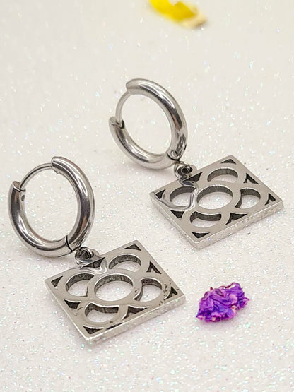 Aros con la Flor de Barcelona de acero inoxidable, conocida también como la rajola o panot es uno de los símbolos de la ciudad de Barcelona.
