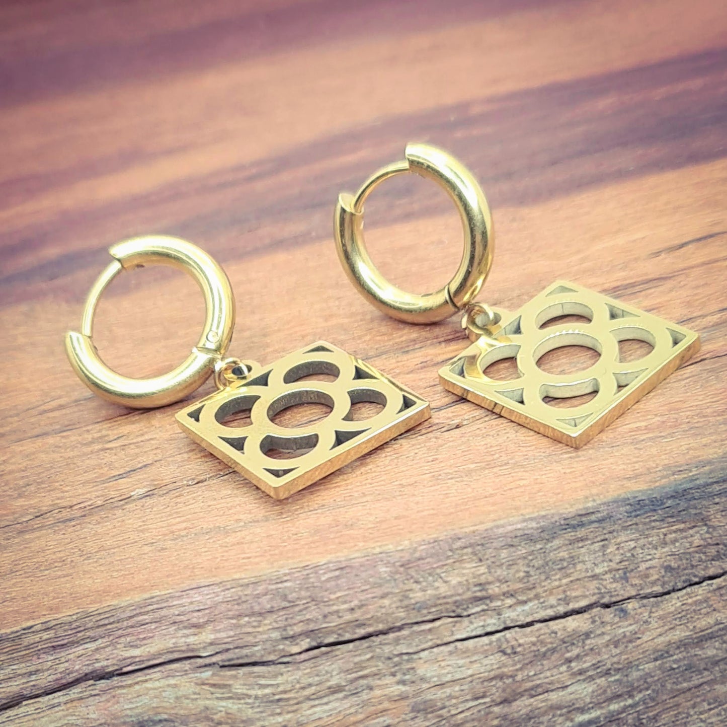 Aros con la Flor de Barcelona de acero inoxidable dorado, conocida también como la rajola o panot es uno de los símbolos de la ciudad de Barcelona.