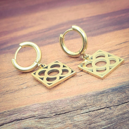Aros con la Flor de Barcelona de acero inoxidable dorado, conocida también como la rajola o panot es uno de los símbolos de la ciudad de Barcelona.