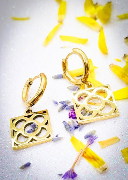 Aros con la Flor de Barcelona de acero inoxidable dorado, conocida también como la rajola o panot es uno de los símbolos de la ciudad de Barcelona.