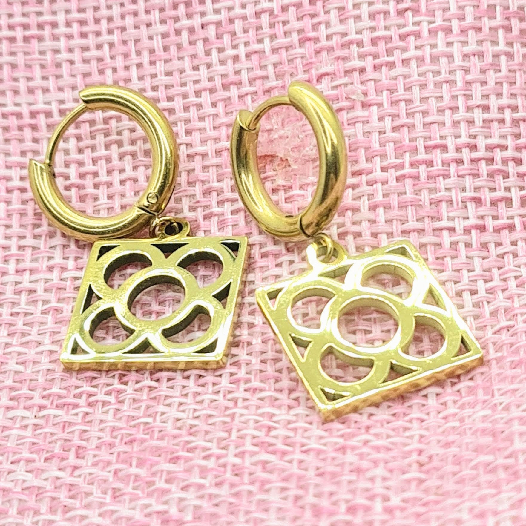 Aros con la Flor de Barcelona de acero inoxidable dorado, conocida también como la rajola o panot es uno de los símbolos de la ciudad de Barcelona.