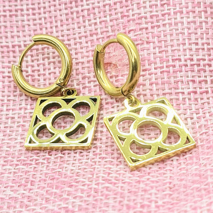 Aros con la Flor de Barcelona de acero inoxidable dorado, conocida también como la rajola o panot es uno de los símbolos de la ciudad de Barcelona.