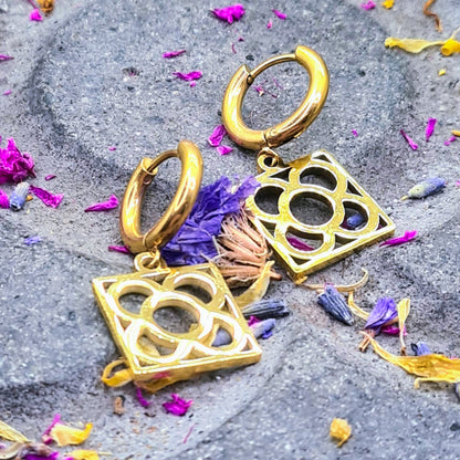 Aros con la Flor de Barcelona de acero inoxidable dorado, conocida también como la rajola o panot es uno de los símbolos de la ciudad de Barcelona.