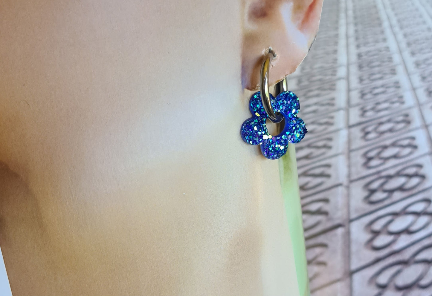 Aros acero inoxidable dorados con Flor de Acrílico Brillante para mujer. Sobre oreja.