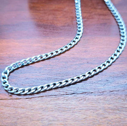 Cadena acero inoxidable modelo Eslabón Plano, 3 anchos. Posa sobre tabla de madera.