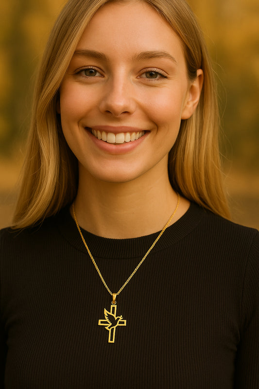 Mujer con collar dorado de cruz y paloma sobre camiseta negra.