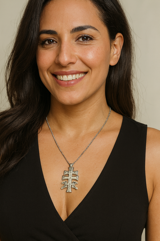 Colgante Cruz de Caravaca de acero inoxidable para mujer.