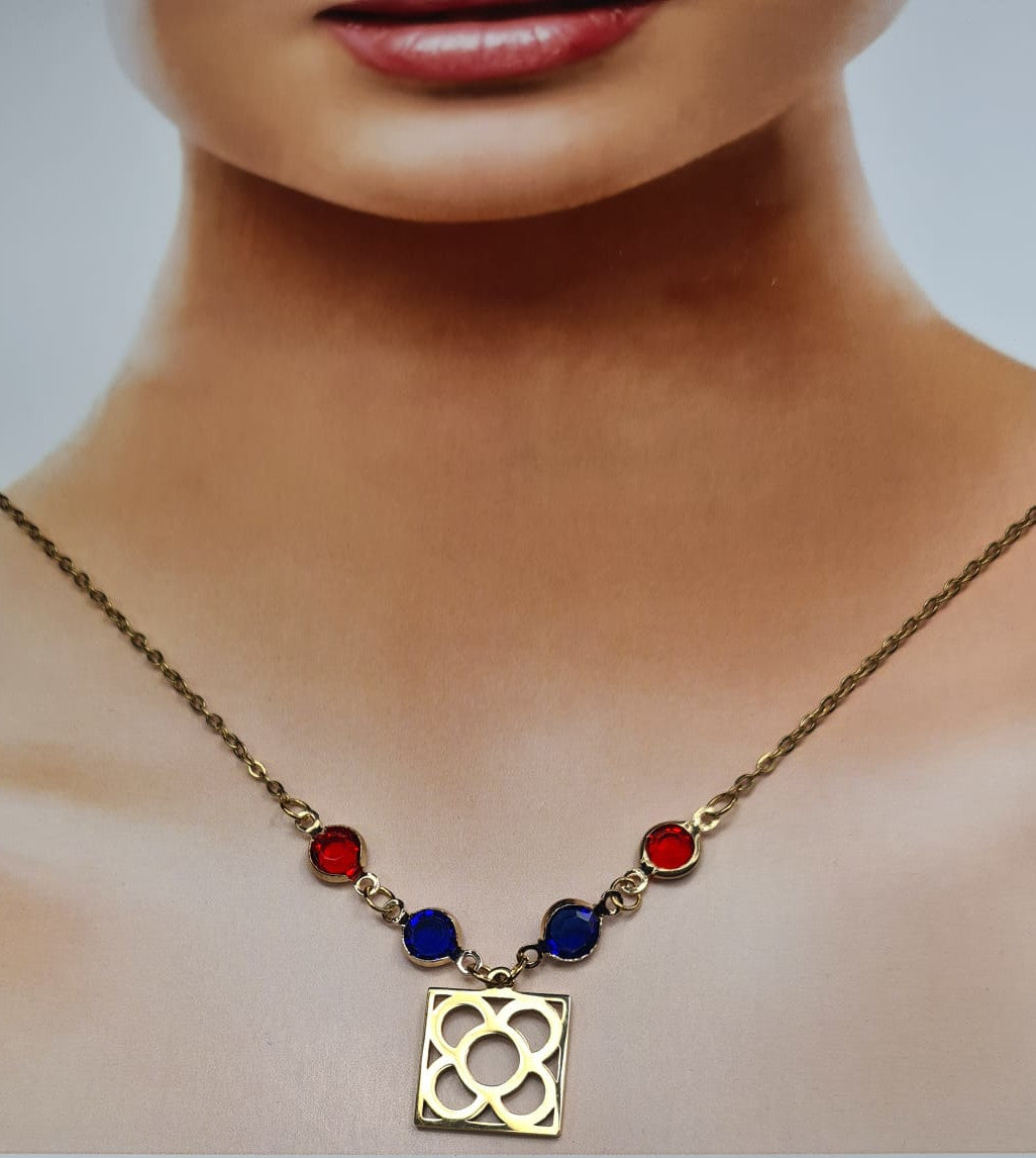 Colgante con la Flor de Barcelona de acero inoxidable con cristal azul y rojo para mujer.