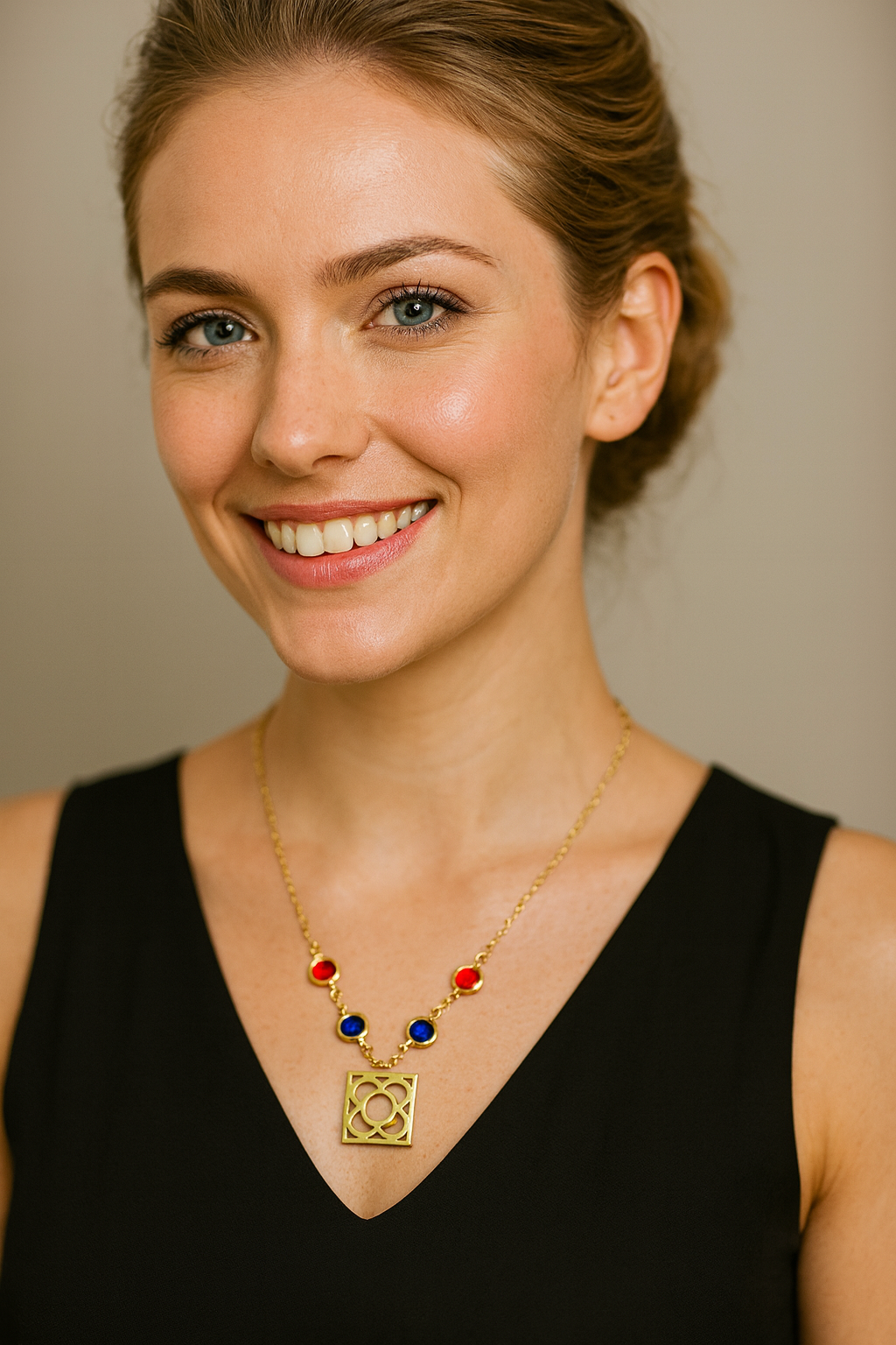 Colgante con la Flor de Barcelona de acero inoxidable con cristal azul y rojo para mujer.