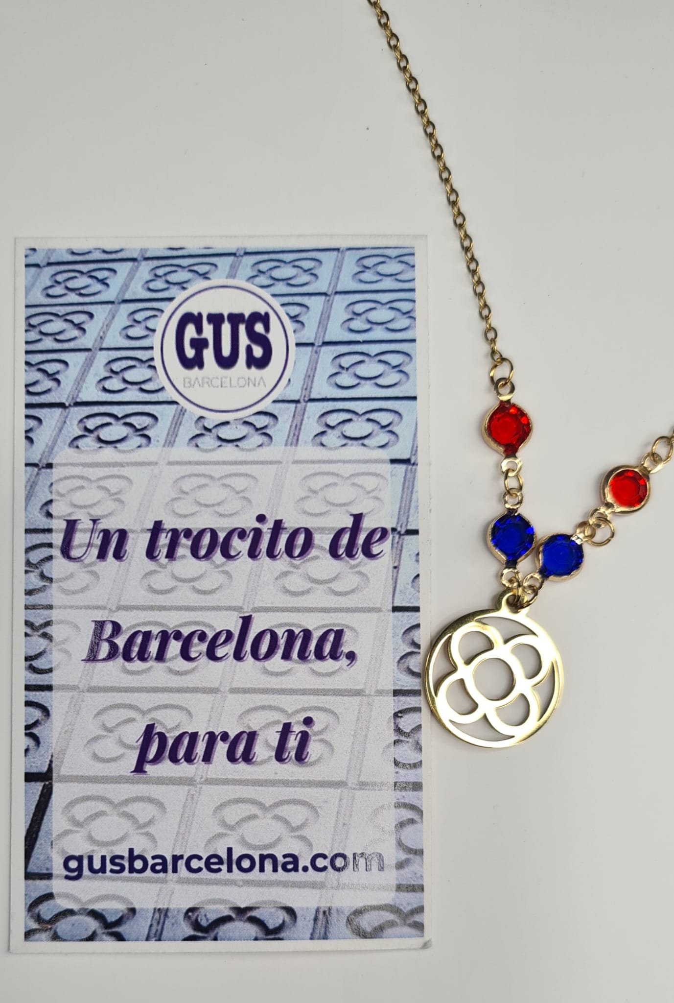 Colgante con la Flor de Barcelona redonda de acero inoxidable con cristal azul y rojo para mujer.