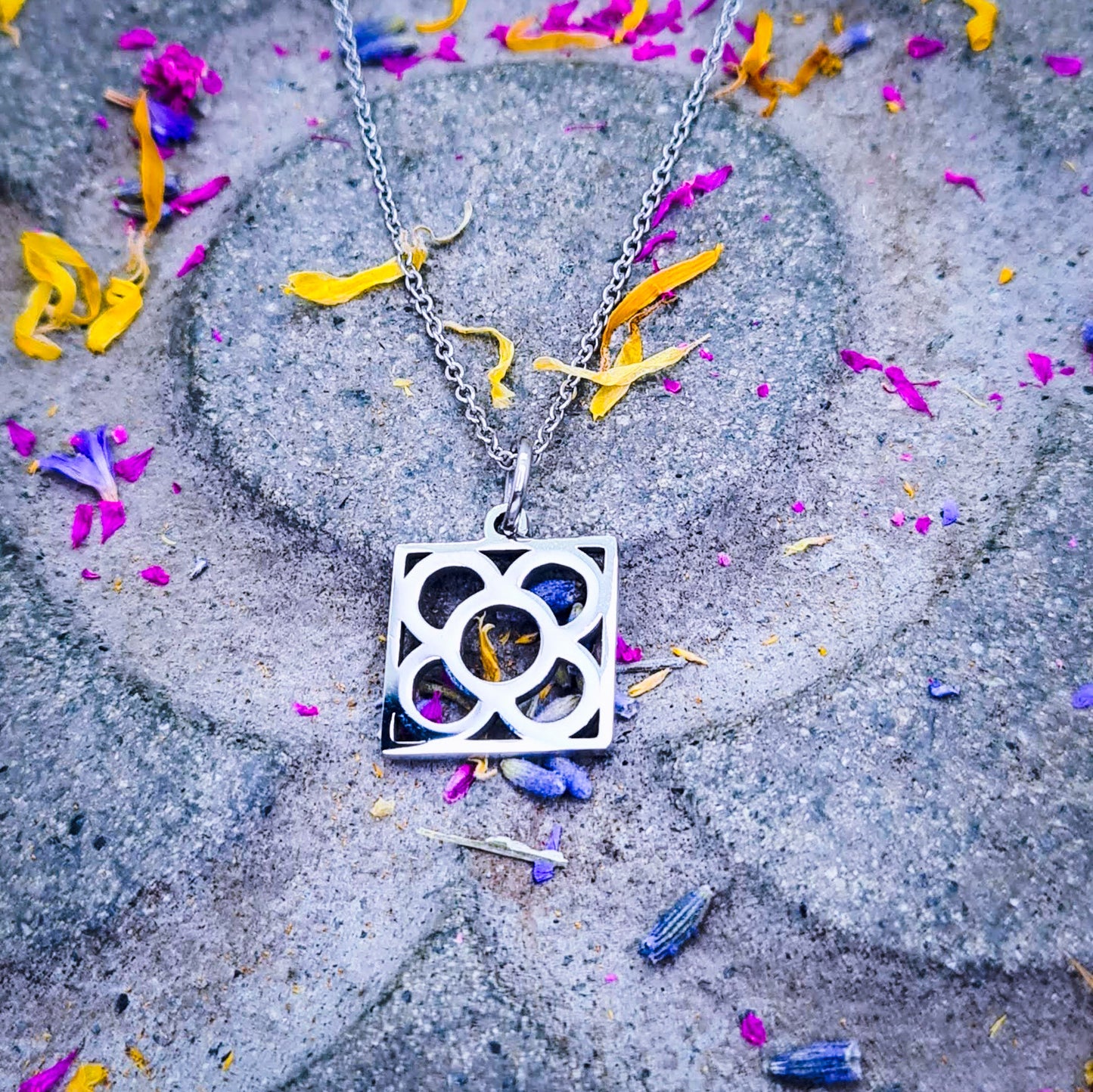 Colgante con la Flor de Barcelona de acero inoxidable, conocida también como la rajola o panot es uno de los símbolos de la ciudad de Barcelona.