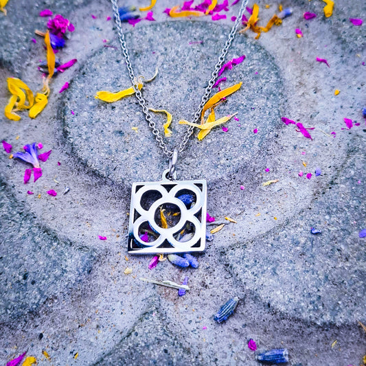 Colgante con la Flor de Barcelona de acero inoxidable, conocida también como la rajola o panot es uno de los símbolos de la ciudad de Barcelona.