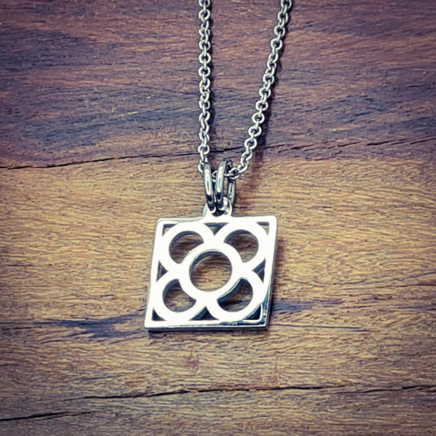 Colgante con la Flor de Barcelona de acero inoxidable, conocida también como la rajola o panot es uno de los símbolos de la ciudad de Barcelona.