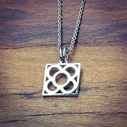 Colgante con la Flor de Barcelona de acero inoxidable, conocida también como la rajola o panot es uno de los símbolos de la ciudad de Barcelona.
