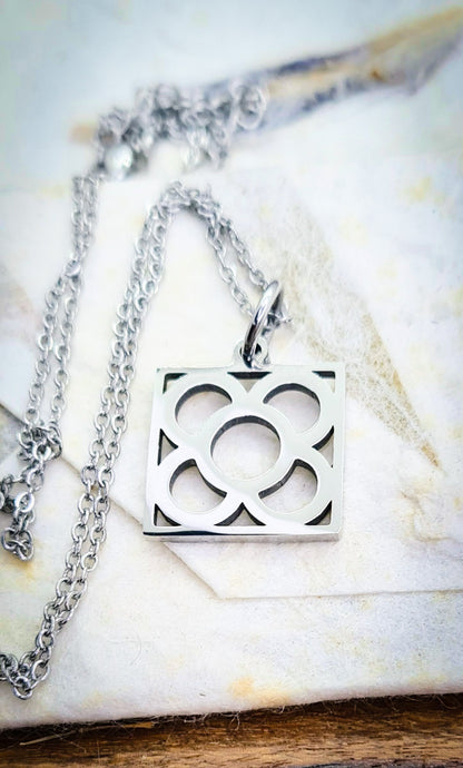 Colgante con la Flor de Barcelona de acero inoxidable, conocida también como la rajola o panot es uno de los símbolos de la ciudad de Barcelona.