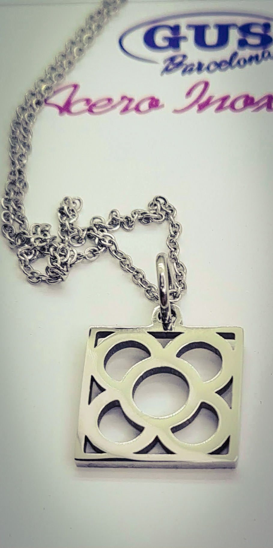 Colgante con la Flor de Barcelona de acero inoxidable, conocida también como la rajola o panot es uno de los símbolos de la ciudad de Barcelona.