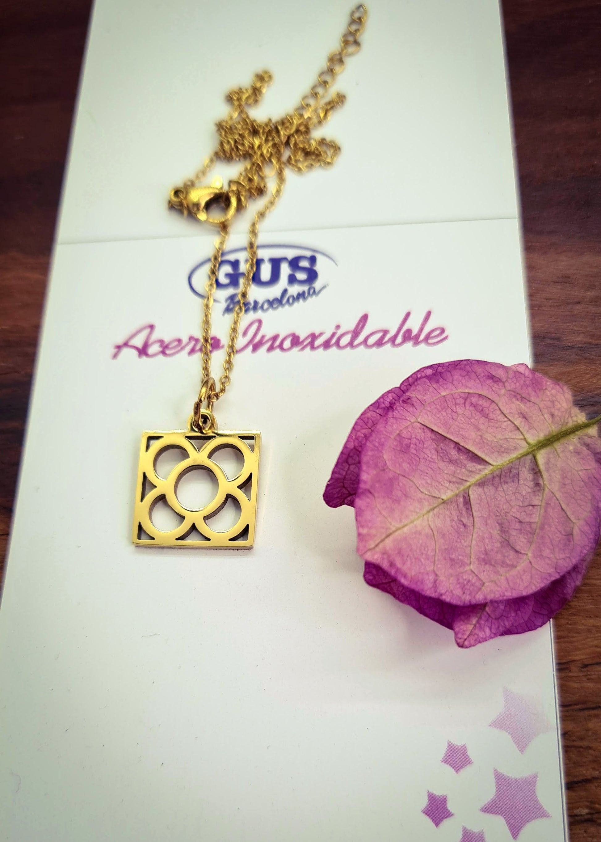 Colgante con la Flor de Barcelona de acero inoxidable dorado, conocida también como la rajola o panot es uno de los símbolos de la ciudad de Barcelona.