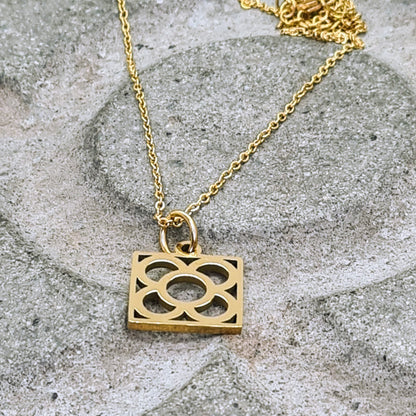 Colgante con la Flor de Barcelona de acero inoxidable dorado, conocida también como la rajola o panot es uno de los símbolos de la ciudad de Barcelona.