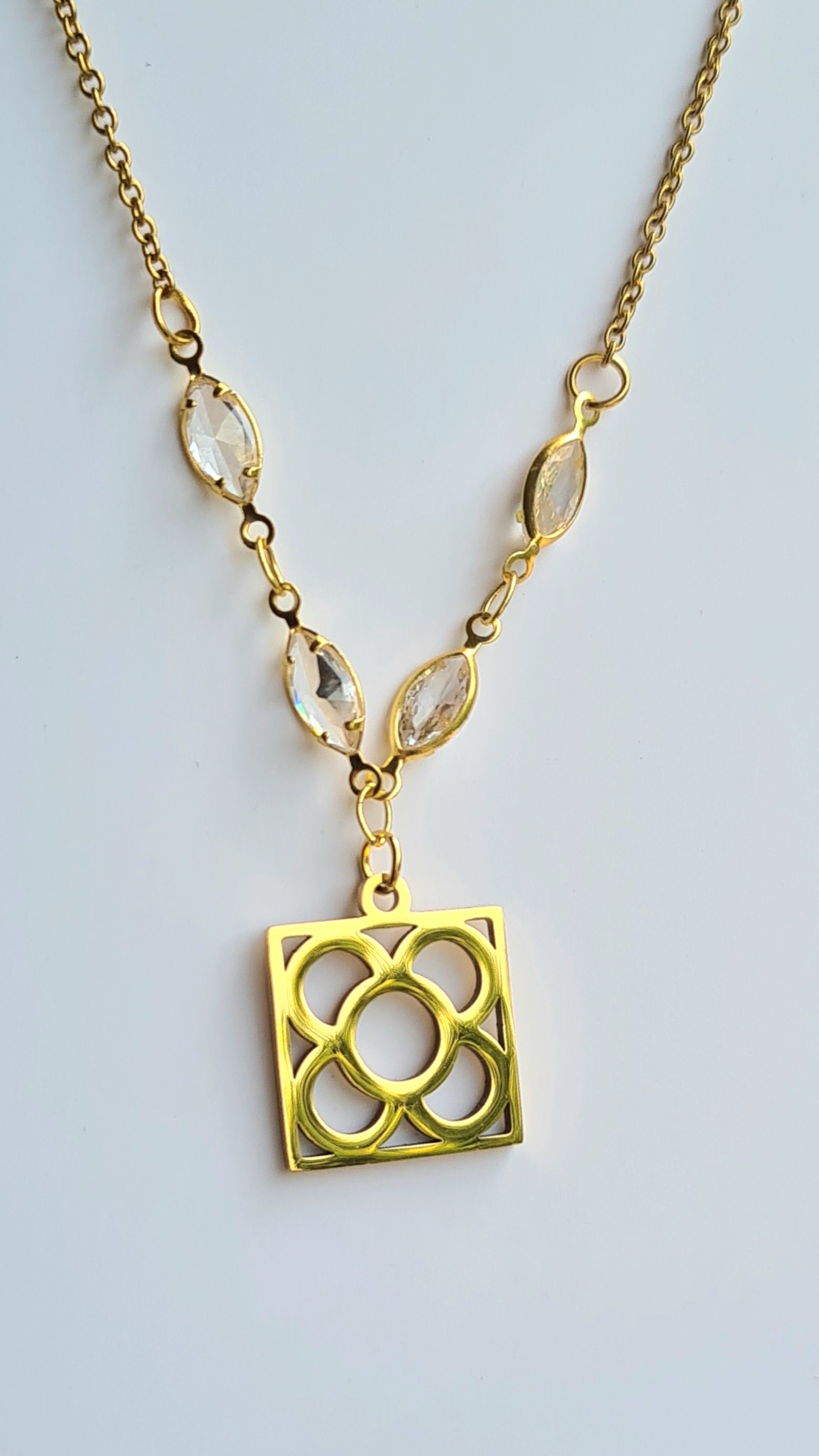 Colgante de acero inoxidable dorado con Flor de Barcelona y lágrimas para mujer.