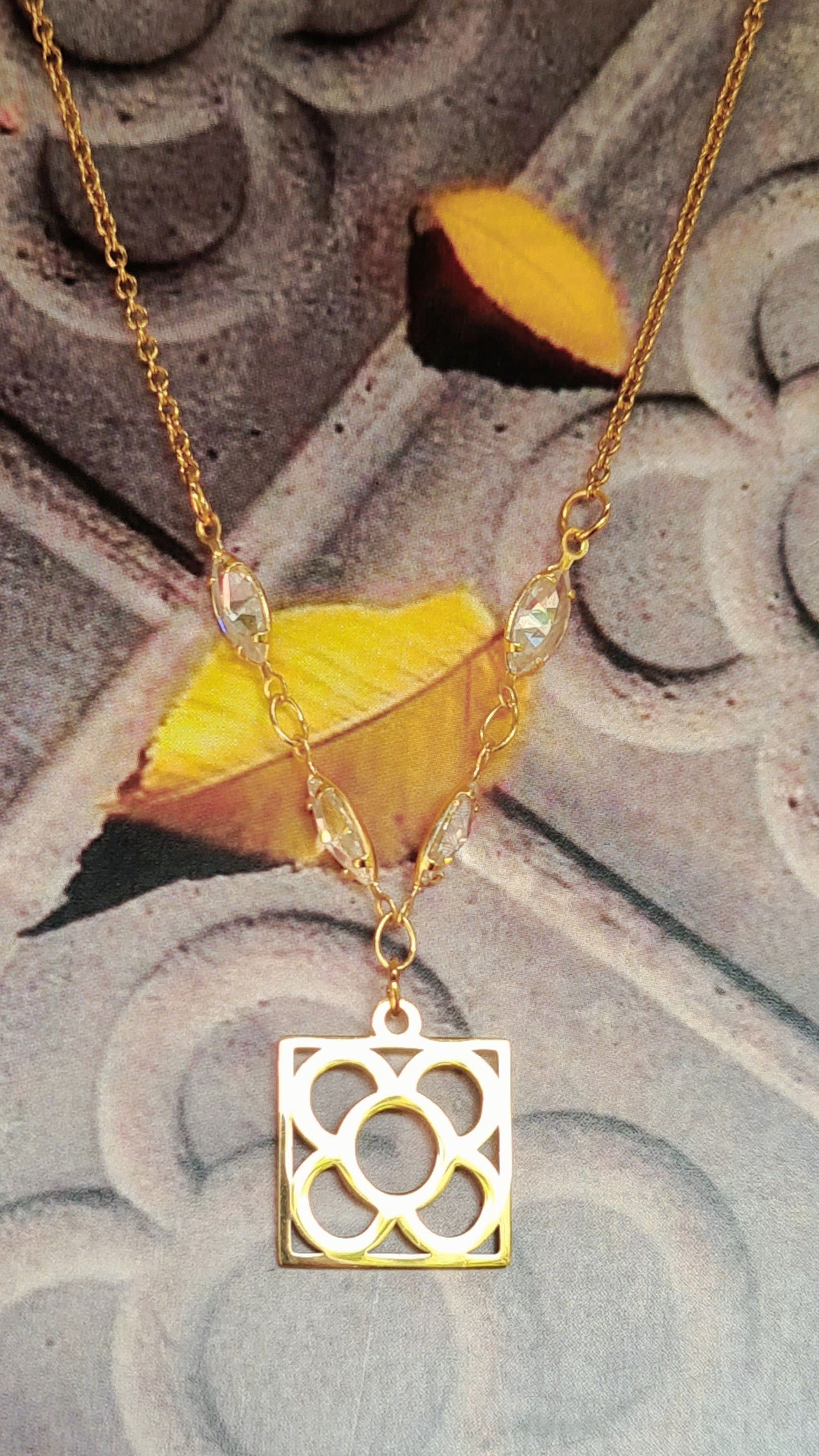 Colgante de acero inoxidable dorado con Flor de Barcelona y lágrimas para mujer.