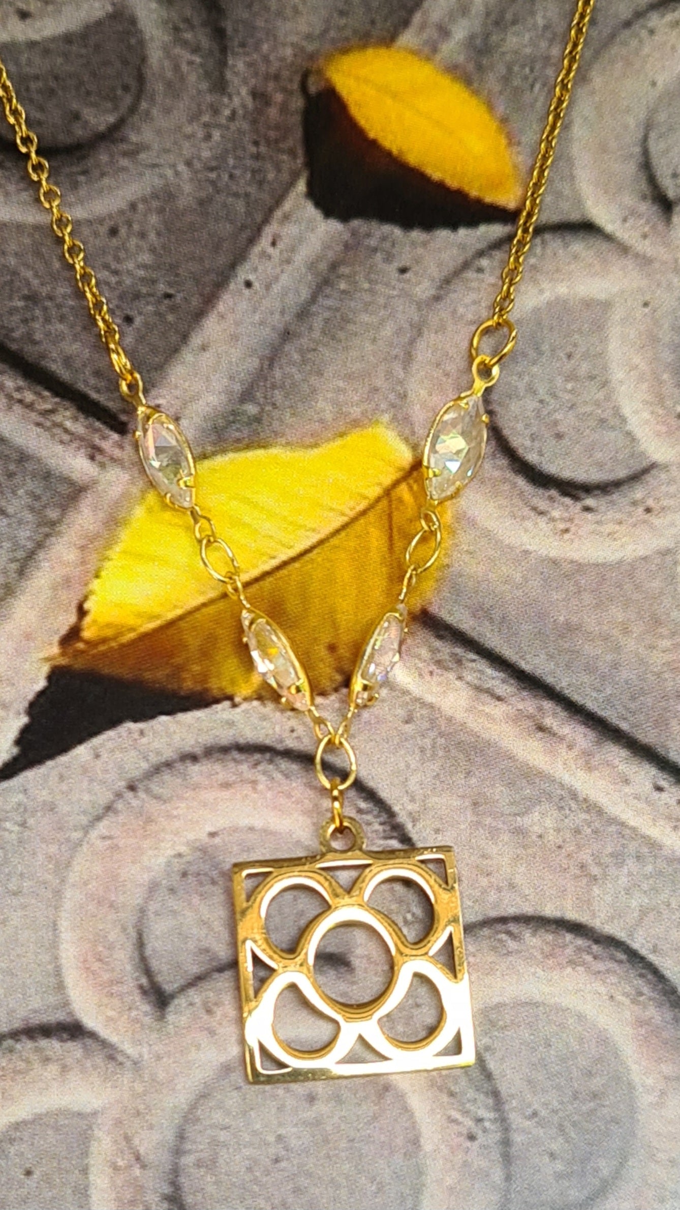Colgante de acero inoxidable dorado con Flor de Barcelona y lágrimas para mujer.